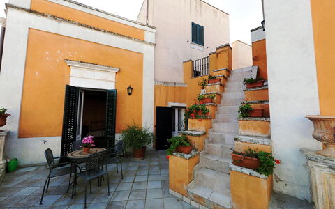 Carovigno: Propriété, Jaune, Maison, Bâtiment, Quartier, Immobilier, Architecture, Pièce, Domicile, Façade