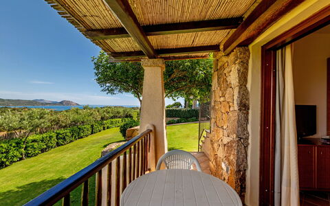Porto San Paolo 200: Plante, Meubles, Ciel, Vert, Ombre, Bois, Design Intérieur, Arbre, Bâtiment, Porche