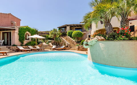 Porto San Paolo 200: L'Eau, Plante, Jour, Ciel, Piscine, Bleu Azur, Arbre, Bâtiment, Loisir, Composite