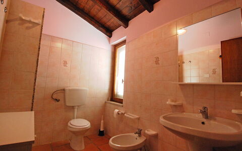 Cardedu 100: Marron, Évier, Propriété, Luminaire Plomberie, Miroir, Robinet, Salle De Bains, Lumière, Lavabo, Bois
