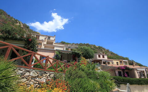 Costa Rei 100: Ciel, Nuage, Plante, Propriété, Bâtiment, Bleu Azur, Végétation, Montagne, Biome, Maison