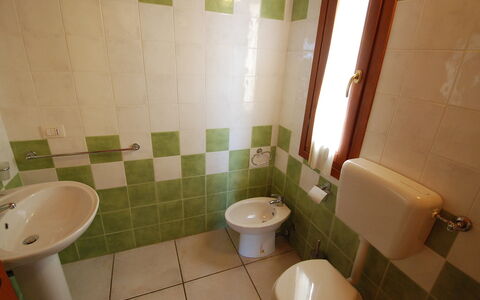 Costa Rei 100: Propriété, Luminaire Plomberie, Toilette, Lavabo, Siège De Toilette, Salle De Bains, Bâtiment, Violet, Évier, Design Intérieur