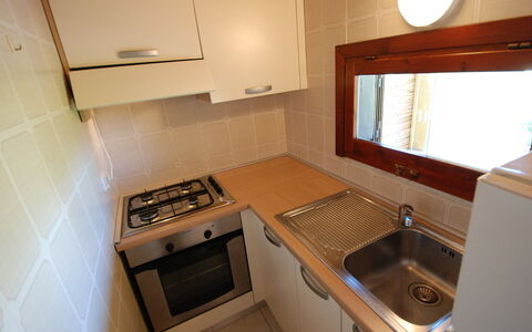 Costa Rei 150: Propriété, Robinet, Évier, Bâtiment, Fenêtre, Evier, Luminaire Plomberie, Cabinetry, Bois, Cuisine