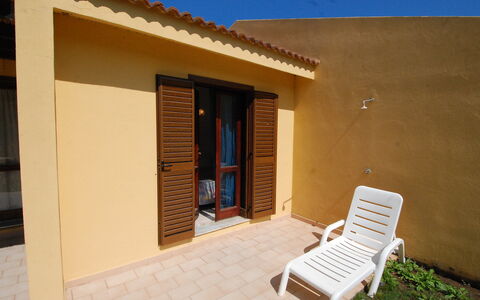 Costa Rei 150: Bâtiment, Ombre, Bois, Mobilier De Jardin, Porte, Plante, Maison, Zone Résidentielle, Extérieur Banc, Ciel