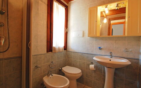 Costa Rei 150: Marron, Miroir, Luminaire Plomberie, Robinet, Évier, Propriété, Lavabo, Salle De Bains, Violet, Bois