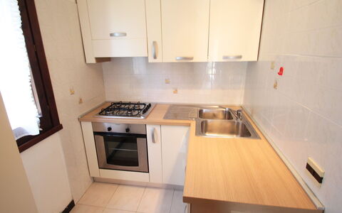 Costa Rei 180: Cabinetry, Evier, Comptoir, Évier, Appareil De Cuisine, Réfrigérateur, Cuisine, Électroménager, Cuisinière, Gaz Poele