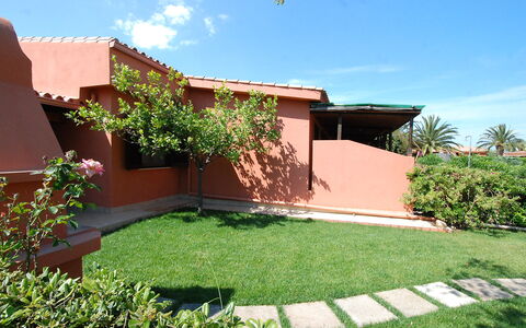 Costa Rei 180: Plante, Ciel, Nuage, Bâtiment, Ombre, Lot Terre, Brique, Arbre, Herbe, Quartier
