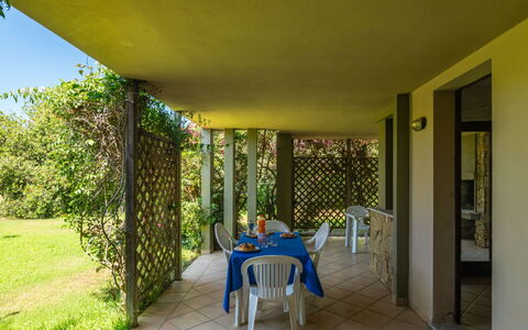 Villasimius 300: Plante, Table, Bleu Azur, Ombre, Design Intérieur, Architecture, Arbre, Chaise, Immobilier, Loisir