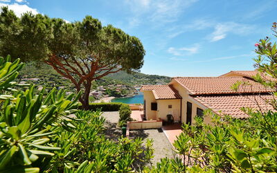 Capoliveri 850: Propriété, Végétation, Maison, Immobilier, Ciel, Bâtiment, Vacances, Arbre, Chalet, Zone Rurale