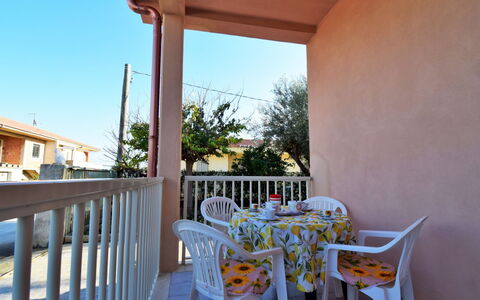 Giaquinta: Ciel, Bâtiment, Propriété, Meubles, Table, Chaise, Bleu Azur, Éclairage, Plante, Ombre