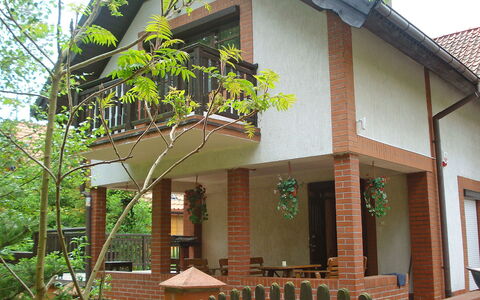 Dom Pod Sosnami: Maison, Propriété, Domicile, Bâtiment, Immobilier, Porche, Toit, Architecture, Chalet, Balcon