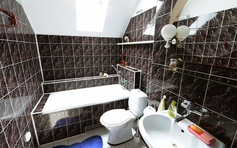 Dom Pod Sosnami: Salle De Bains, Propriété, Pièce, Design Intérieur, Architecture, Bâtiment, Tuile, Immobilier, Maison, Sol