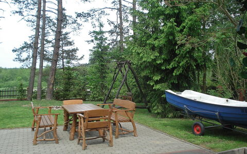 Dom Pod Sosnami: Arbre, Propriété, Table, Arrière-Cour, Meubles, Immobilier, Cour, Chalet, Plante, Herbe