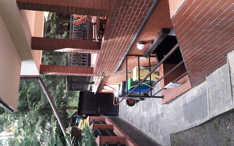 Dom Pod Sosnami: Jour, Bâtiment, Arbre, Bois, Escaliers, Design Urbain, Matériel De La Propriété, Façade, Immobilier, Maison