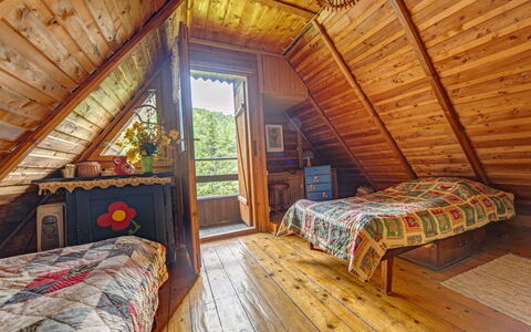 Hatale: Propriété, Meubles, Confort, Bâtiment, Bois, Design Intérieur, Lit, Cadre De Lit, Sol, Fenêtre