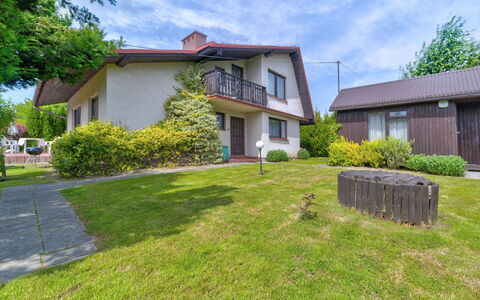 Bierna: Plante, Ciel, Nuage, Bâtiment, Propriété, Fenêtre, Arbre, Maison, Lot Terre, Chalet