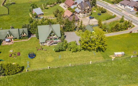 Bukowina-Czarna Gora 100: Plante, Bâtiment, Lot Terre, Design Urbain, Maison, Biome, Herbe, Zone Résidentielle, Chalet, Arbre