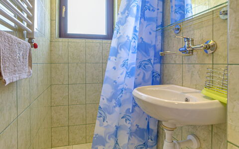 Bukowina-Czarna Gora 100: Luminaire Plomberie, Robinet, Propriété, Évier, Bâtiment, Lavabo, Violet, Salle De Bains, Bleu, Bleu Azur