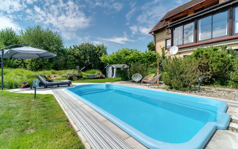 W Starym Sadzie: Plante, Nuage, Ciel, Propriété, Bâtiment, L'Eau, Bleu Azur, Piscine, Fenêtre, Herbe