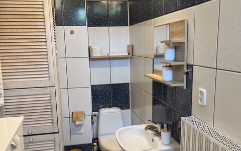 Willa Teresa: Mur, Luminaire Plomberie, Sol, Salle De Bains, Design Intérieur, Lavabo, Évier, Sol, Plomberie, Tuile