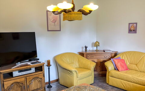 Willa Teresa: Meubles, Design Intérieur, Mur, Bois, Canapé, Pièce, Sol, Salon, Cadre, Éclairage