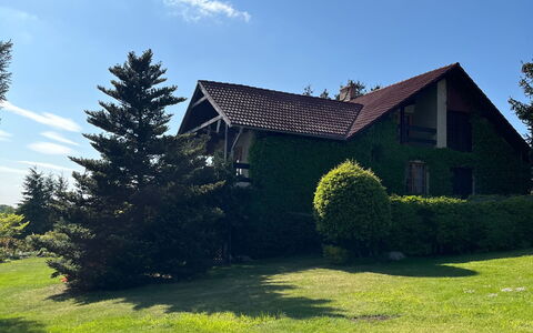 Willa Teresa: Herbe, Maison, Domicile, Arbuste, Toit, Chalet, Lot Terre, Pelouse, Zone Rurale, Jardin