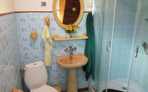 Mały Domek: Salle De Bains, Pièce, Toilette, Propriété, Luminaire Plomberie, Tuile, Siège De Toilette, Design Intérieur, Robinet, Lavabo