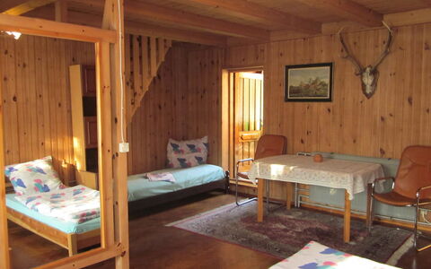 Mały Domek: Pièce, Meubles, Propriété, Bâtiment, Lit, Design Intérieur, Chambre, Faisceau, Maison, Cabane En Rondins