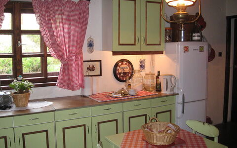 Borek Sulęcki: Pièce, Rose, Meubles, Cuisine, Design Intérieur, Propriété, Rideau, Salle À Manger, Table, Cantonnière