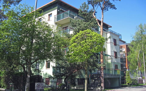 Jurata 1: Ciel, Plante, Bâtiment, Propriété, Fenêtre, Arbre, Maison, Design Urbain, Quartier, Ville