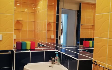 Jurata 1: Miroir, Marron, Robinet, Évier, Luminaire Plomberie, Propriété, Salle De Bains, Design Intérieur, Lavabo