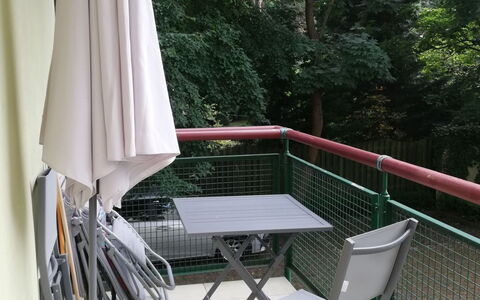 Jurata 1: Meubles, Table, Ombre, Bois, Plante, Design Intérieur, Arbre, Mobilier De Jardin, Maison, Sol