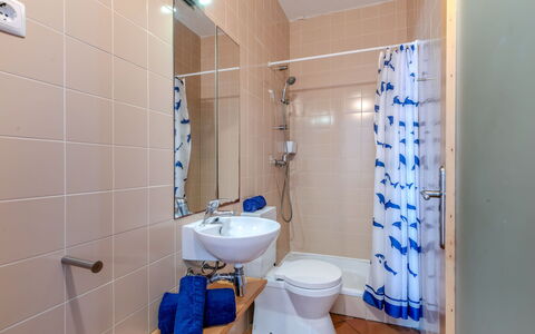 Rua 5 de Outubro: Sol, Sol, Design Intérieur, Luminaire Plomberie, Pièce, Plomberie, Appartement, Plafond, Tuile, Salle De Bains