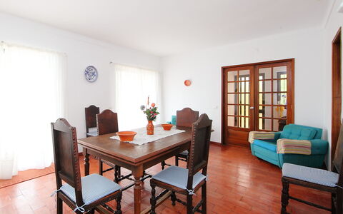 Doroteia: Pièce, Propriété, Meubles, Bâtiment, Design Intérieur, Table, Sol, Salle À Manger, Immobilier, Maison