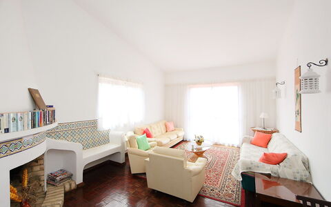 Doroteia: Pièce, Meubles, Propriété, Design Intérieur, Salon, Bâtiment, Sol, Maison, Table, Chambre