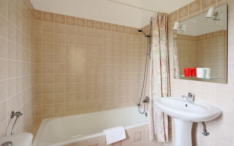 Doroteia: Salle De Bains, Propriété, Pièce, Tuile, Design Intérieur, Mur, Immobilier, Architecture, Sol, Robinet