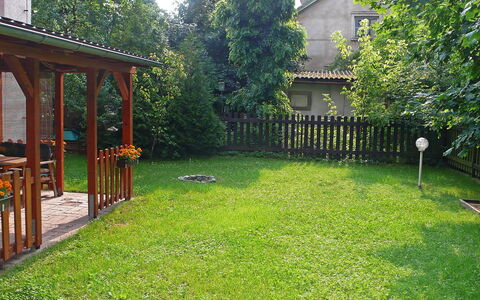 Hodkovičky: Propriété, Cour, Arrière-Cour, Herbe, Pelouse, Maison, Jardin, Arbre, Domicile, Lot Terre