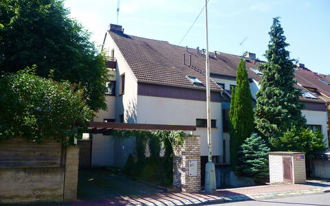 Hodkovičky: Ciel, Plante, Bâtiment, Fenêtre, Arbre, Maison, Surface De La Route, Asphalte, Nuage, Zone Résidentielle