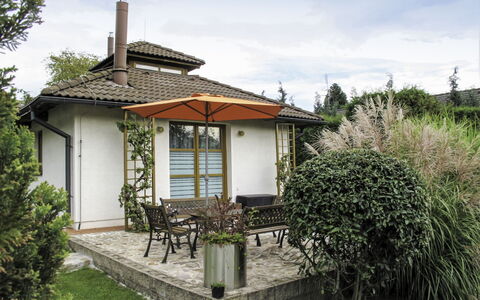 Petříkov: Ciel, Plante, Propriété, Nuage, Bâtiment, Fenêtre, Arbre, Botanique, Maison, Porte