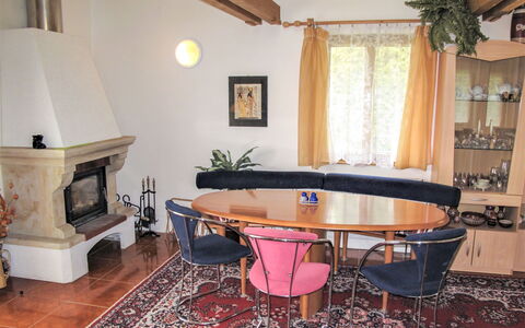 Petříkov: Table, Propriété, Meubles, Bâtiment, Bois, Plante, Salon, Éclairage, Design Intérieur, Rideau