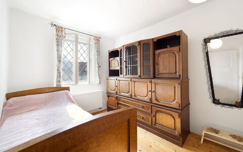 Praskolesy: Cabinetry, Meubles, Confort, Bois, Cadre, Design Intérieur, Bâtiment, Télévision, Miroir, Tiroir