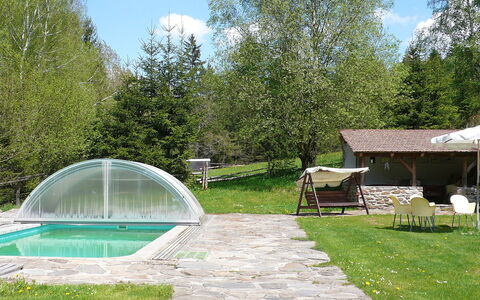 Benešov Nad Černou: Propriété, Arbre, Immobilier, Maison, Herbe, Loisir, Piscine, Cour, Bâtiment, Paysage