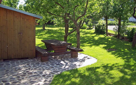 Chrastov: Cour, Arrière-Cour, Propriété, Herbe, Vert, Jardin, Arbre, Pelouse, Maison, Aménagement Paysager