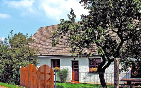 Chrastov: Maison, Propriété, Domicile, Arbre, Zone Résidentielle, Chalet, Bâtiment, Ciel, Immobilier, Architecture