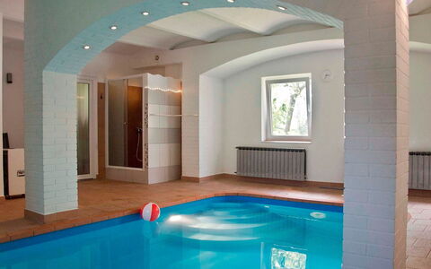 Chrastov: Propriété, Piscine, Bâtiment, Plafond, Pièce, Design Intérieur, Maison, Architecture, Immobilier, Domicile