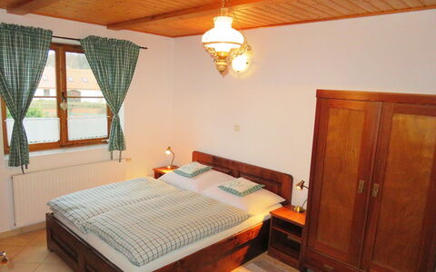 Chrastov: Chambre, Meubles, Pièce, Propriété, Lit, Cadre De Lit, Drap De Lit, Bâtiment, Plafond, Dur