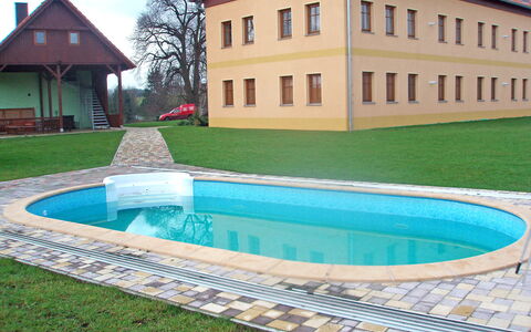 Ceska Kamenice 110: L'Eau, Bâtiment, Plante, Fenêtre, Vert, Bleu Azur, Piscine, Rectangle, Ciel, Herbe
