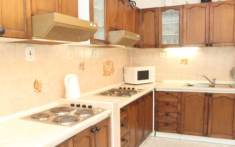 Karlovka: Comptoir, Propriété, Pièce, Cuisine, Cabinetry, Meubles, Évier, Bâtiment, Sol, Maison