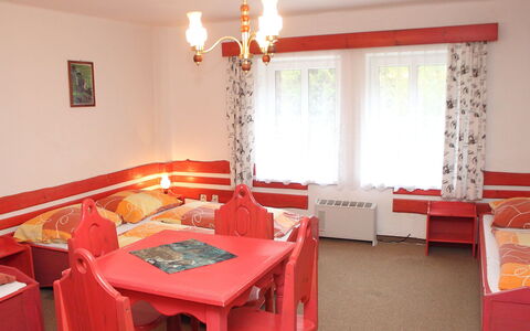 Karlovka: Pièce, Propriété, Rouge, Salle À Manger, Design Intérieur, Meubles, Orange, Bâtiment, Sol, Maison