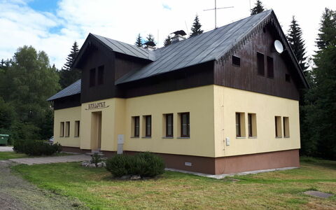 Karlovka: Ciel, Plante, Bâtiment, Nuage, Propriété, Fenêtre, Arbre, Maison, Lot Terre, Chalet